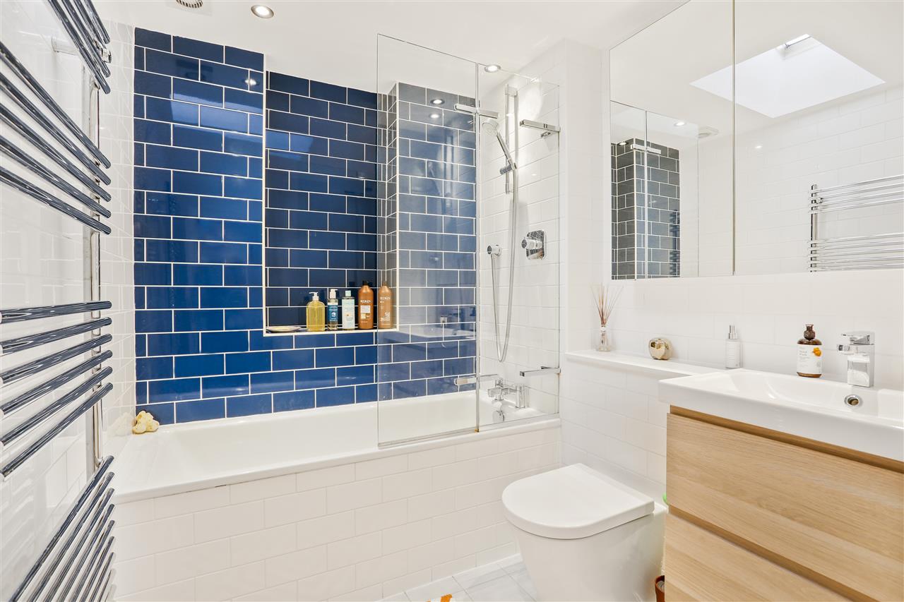 2 bed flat for sale in Marlborough Road 6