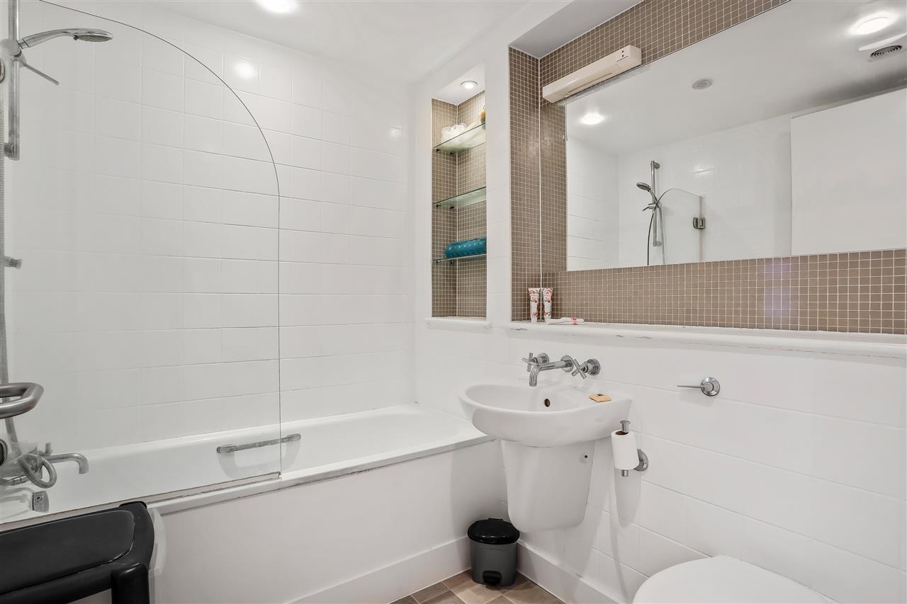 3 bed flat for sale in Seven Sisters Road 6