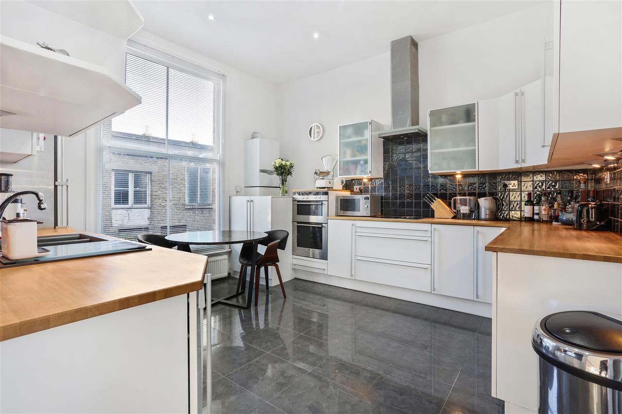 3 bed flat for sale in Hargrave Road  - Property Image 4