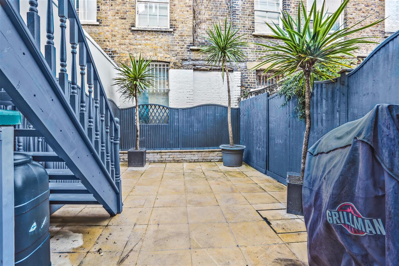 3 bed flat for sale in Hargrave Road 4