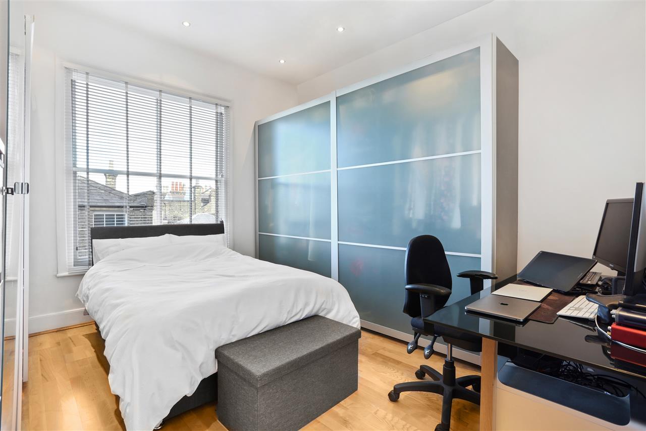 3 bed flat for sale in Hargrave Road 5