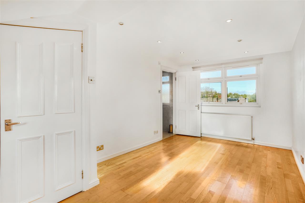 3 bed flat for sale in Hargrave Road 6