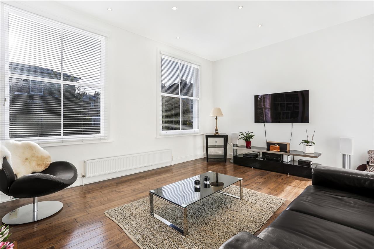 3 bed flat for sale in Hargrave Road 7