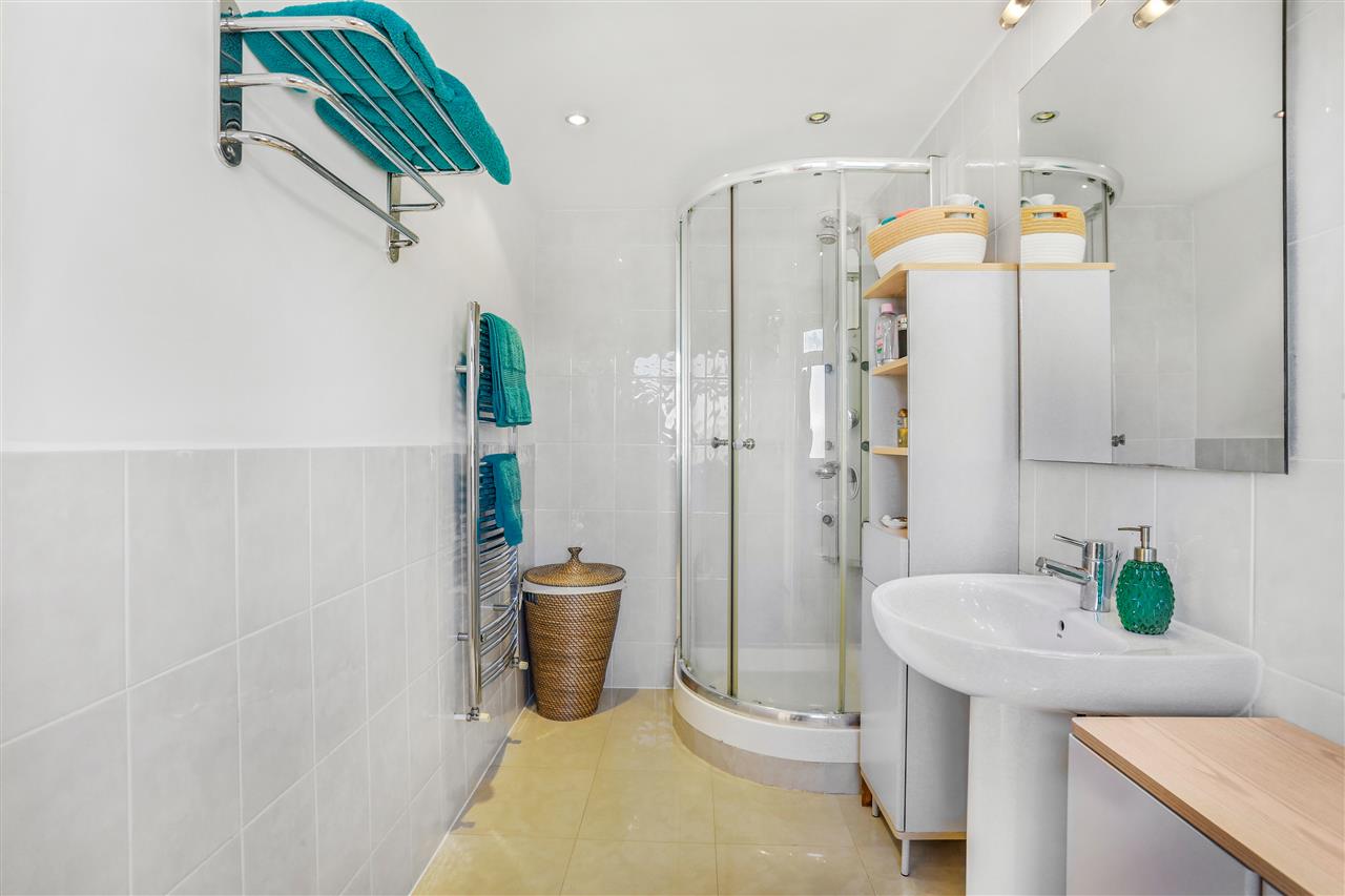 3 bed flat for sale in Hargrave Road 10