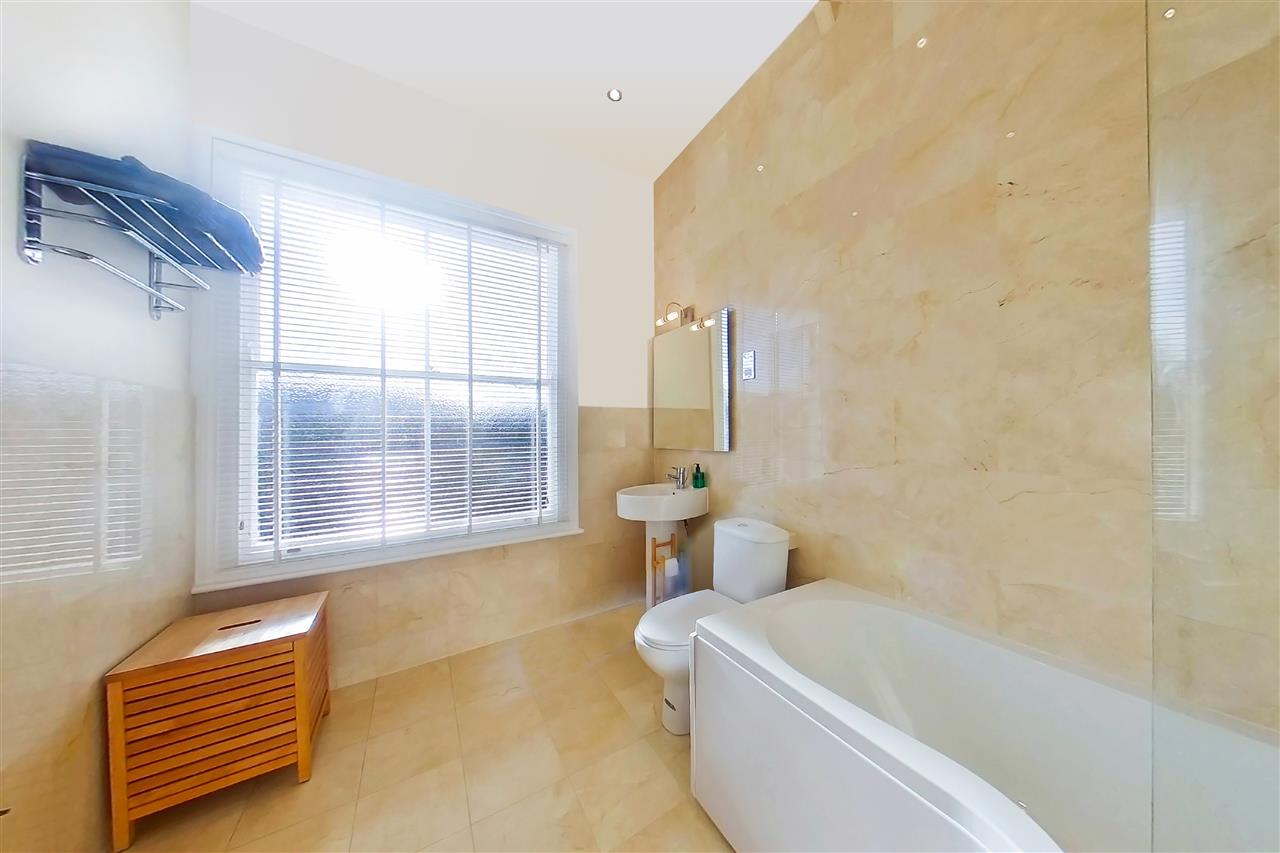 3 bed flat for sale in Hargrave Road  - Property Image 12