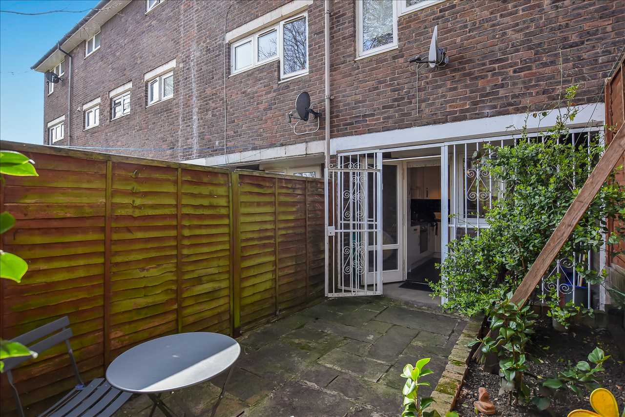 1 bed flat for sale in Cressfield Close 2