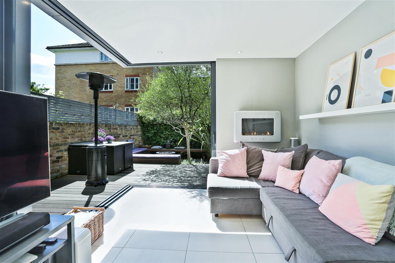 3 bed maisonette for sale in Monnery Road 4