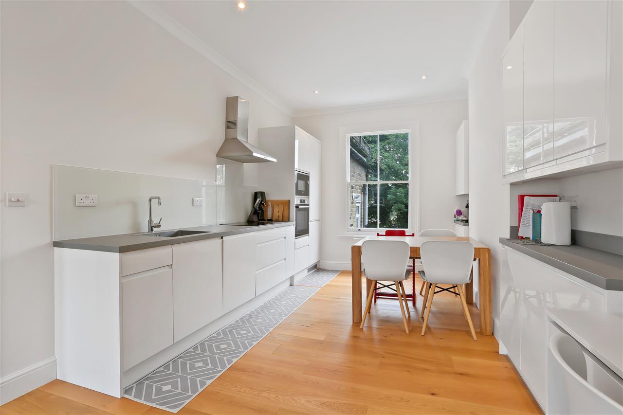 3 bed flat to rent in Huddleston Road  - Property Image 2