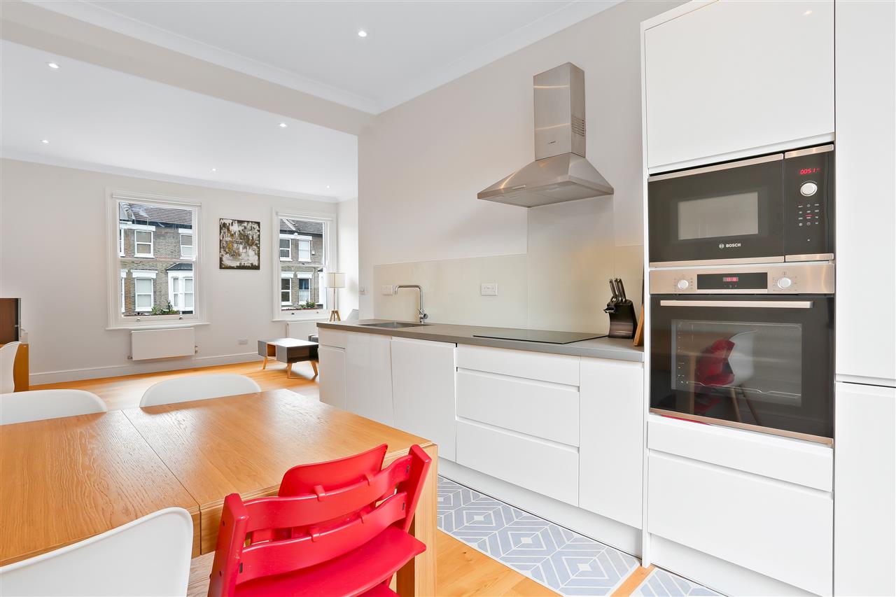 3 bed flat to rent in Huddleston Road 2