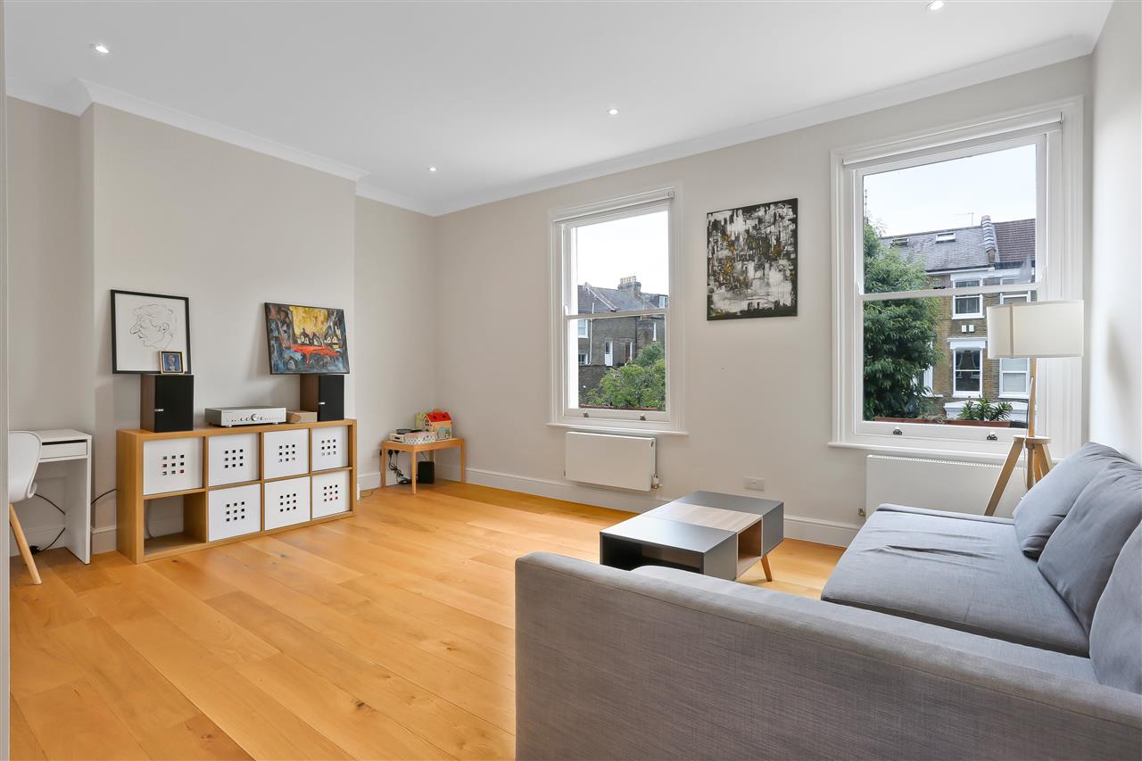 3 bed flat to rent in Huddleston Road 3