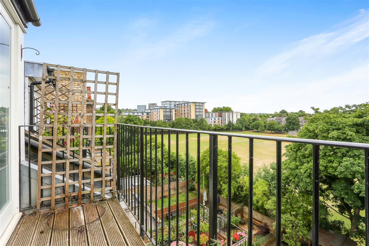 3 bed flat to rent in Huddleston Road  - Property Image 8