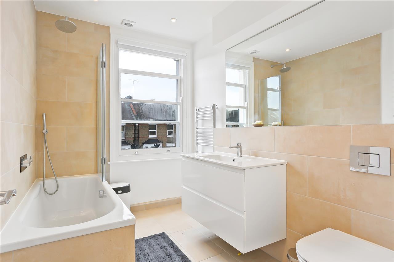 3 bed flat to rent in Huddleston Road  - Property Image 12