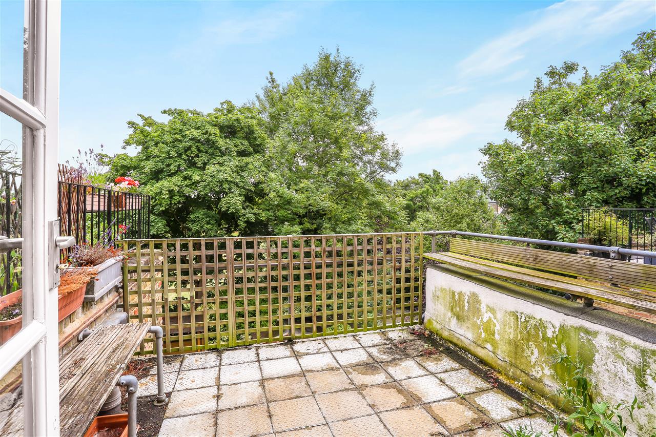 3 bed flat to rent in Huddleston Road 12