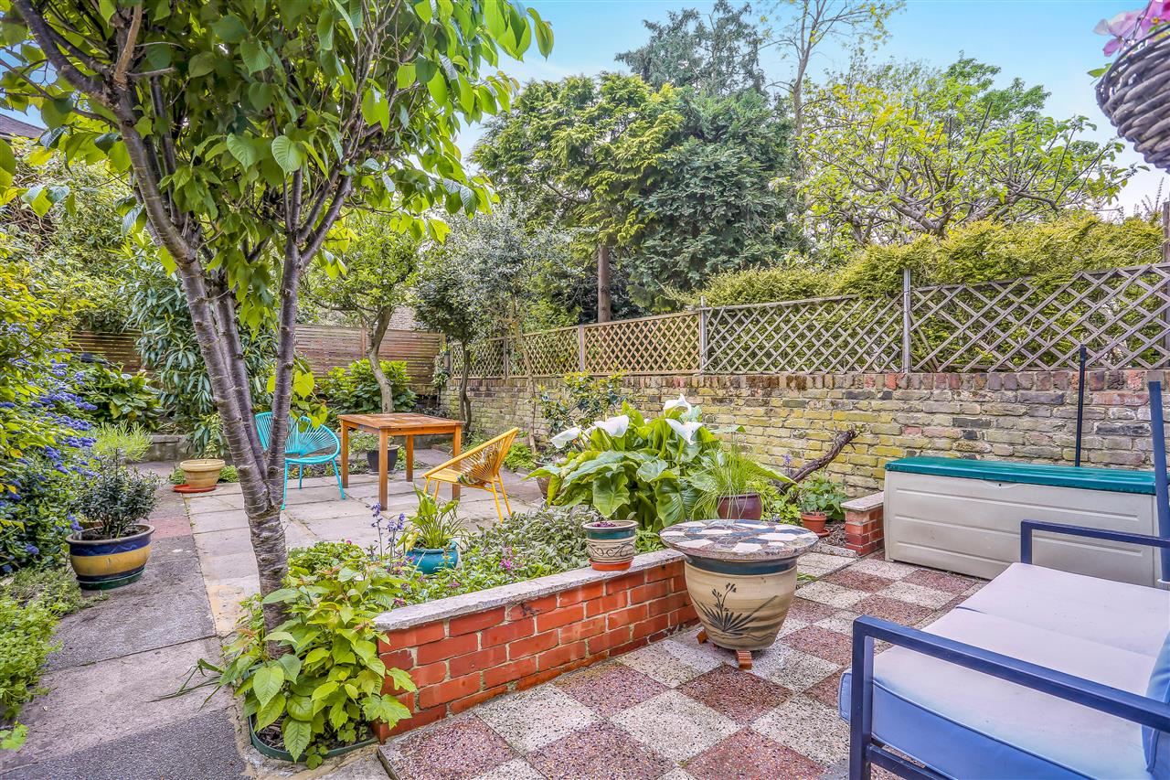 5 bed terraced house for sale in Mercers Road 2