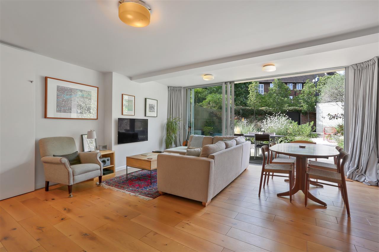 4 bed terraced house for sale in Trecastle Way  - Property Image 2