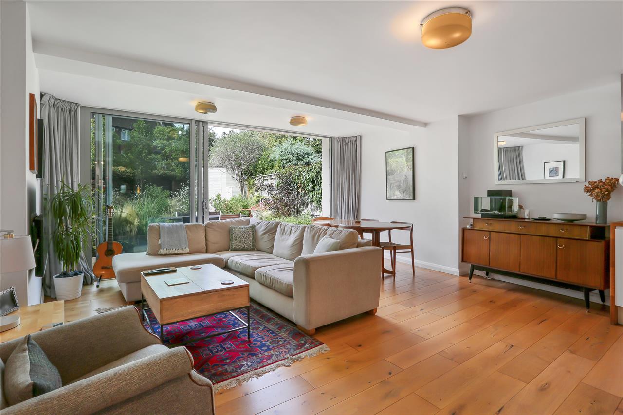 4 bed terraced house for sale in Trecastle Way  - Property Image 6