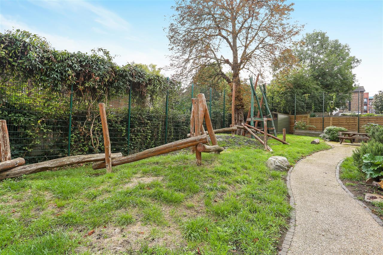 4 bed terraced house for sale in Trecastle Way  - Property Image 24