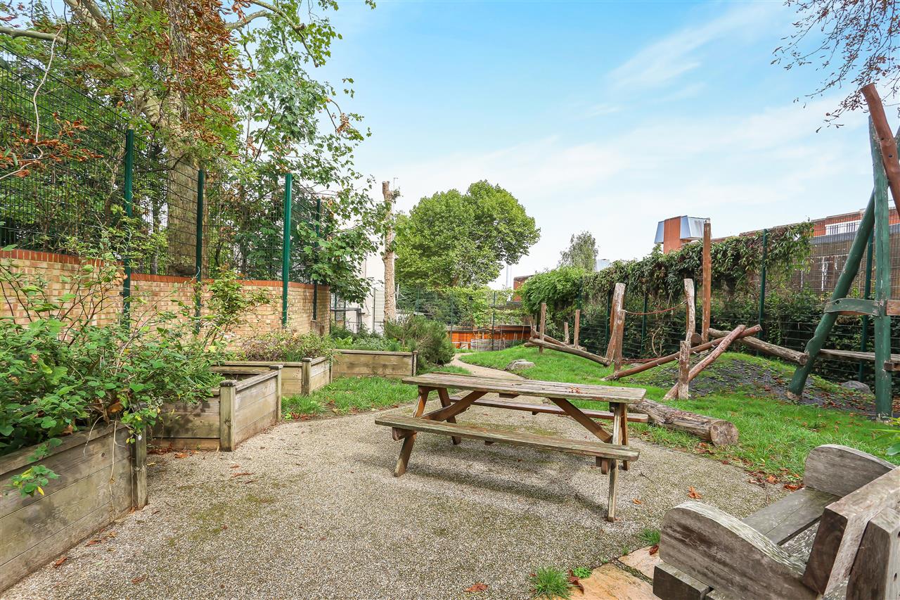 4 bed terraced house for sale in Trecastle Way  - Property Image 26