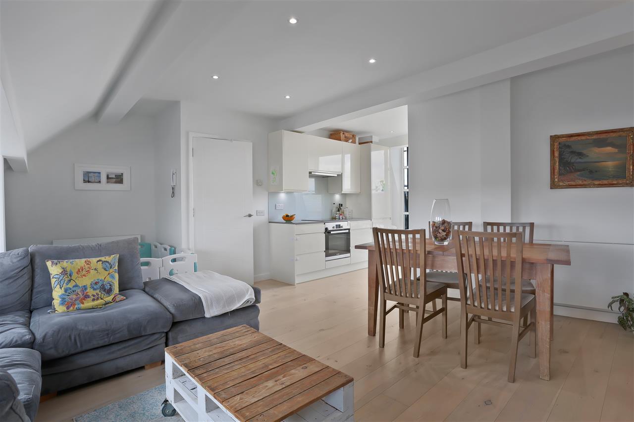 2 bed flat to rent 4