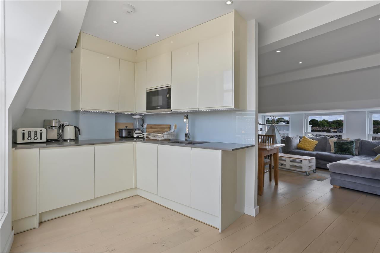 2 bed flat to rent  - Property Image 12