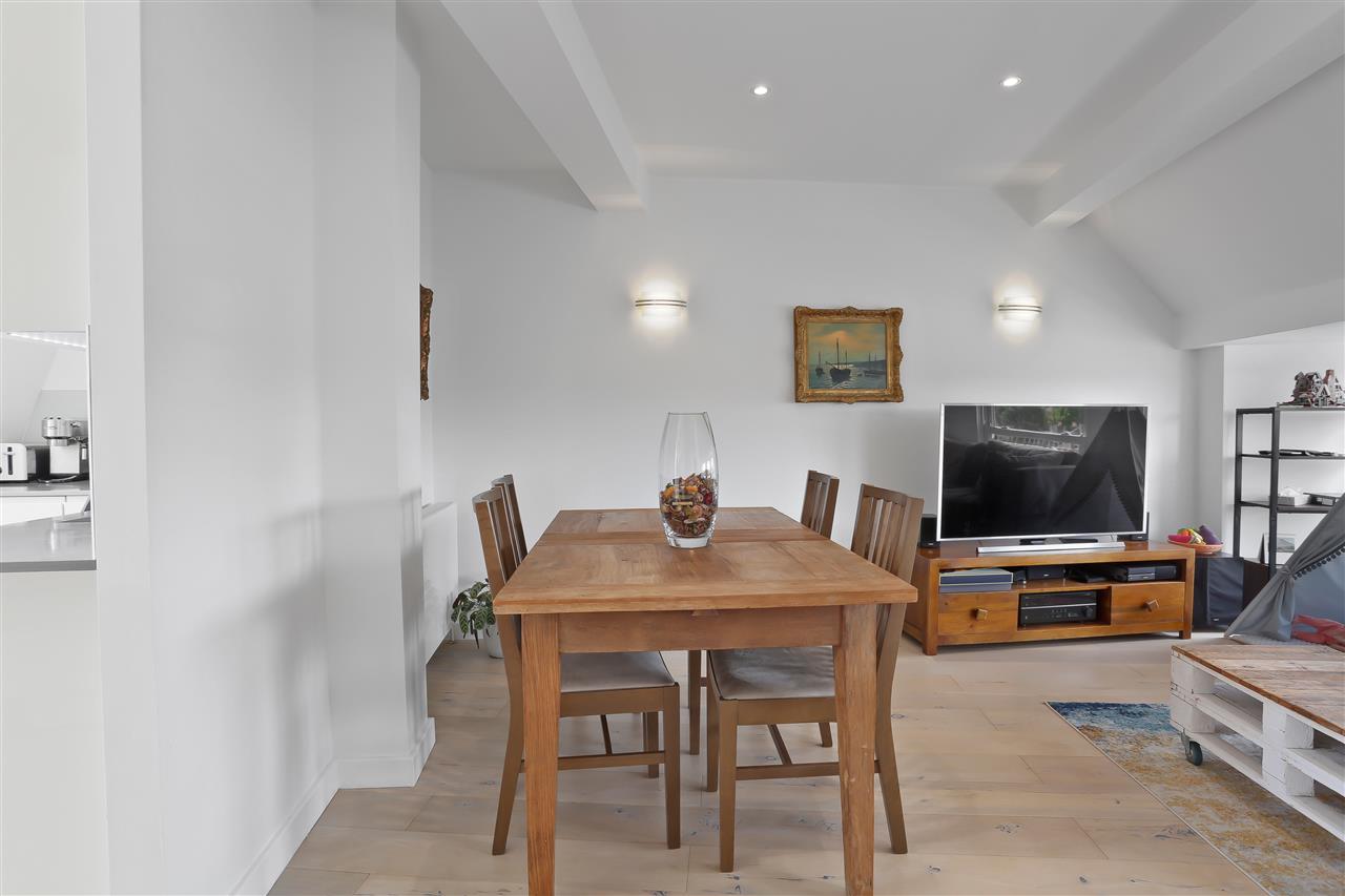 2 bed flat to rent 16