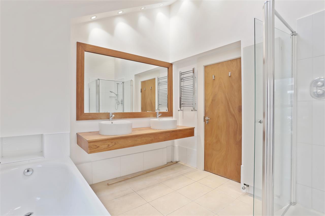 4 bed maisonette for sale in Hugo Road  - Property Image 11