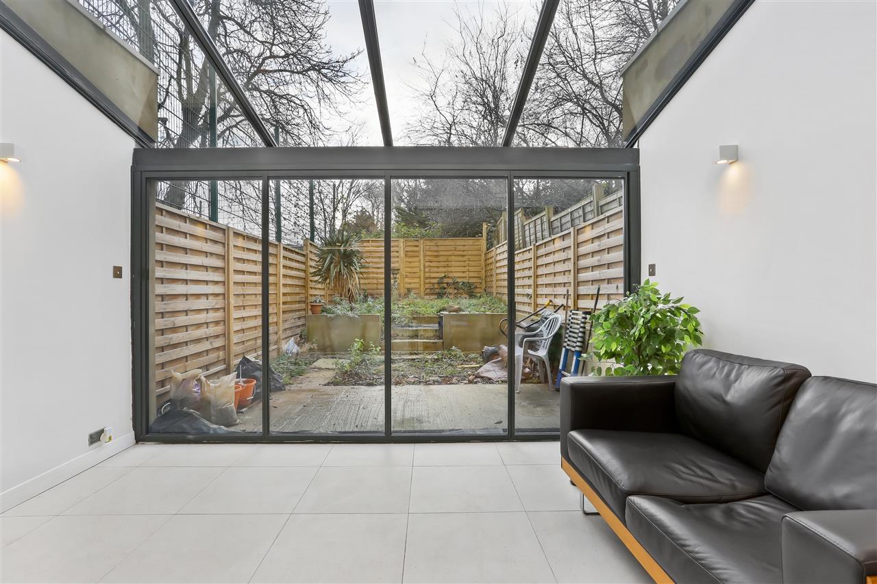 4 bed terraced house for sale in Trecastle Way  - Property Image 2