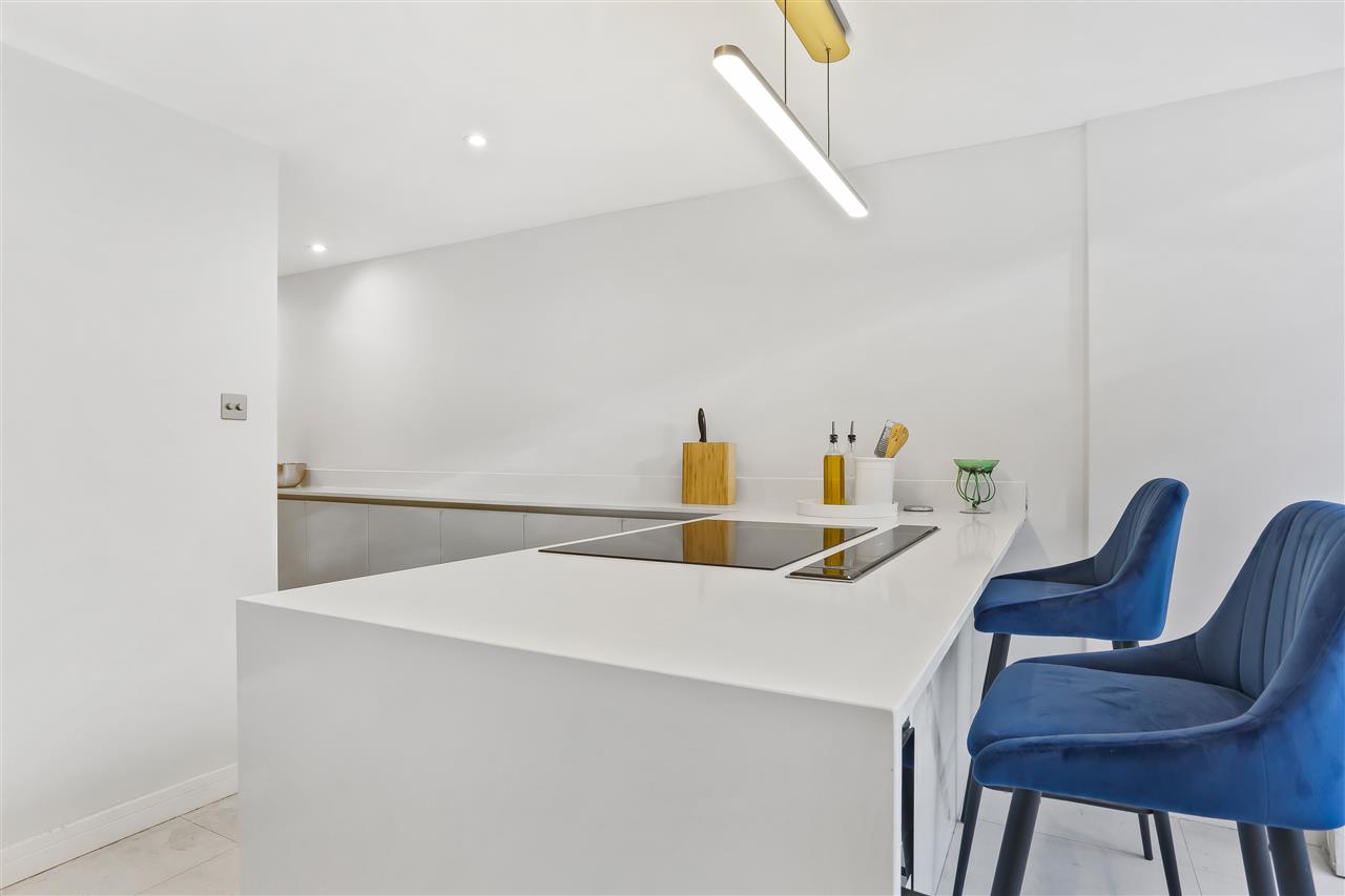 4 bed terraced house for sale in Trecastle Way  - Property Image 3