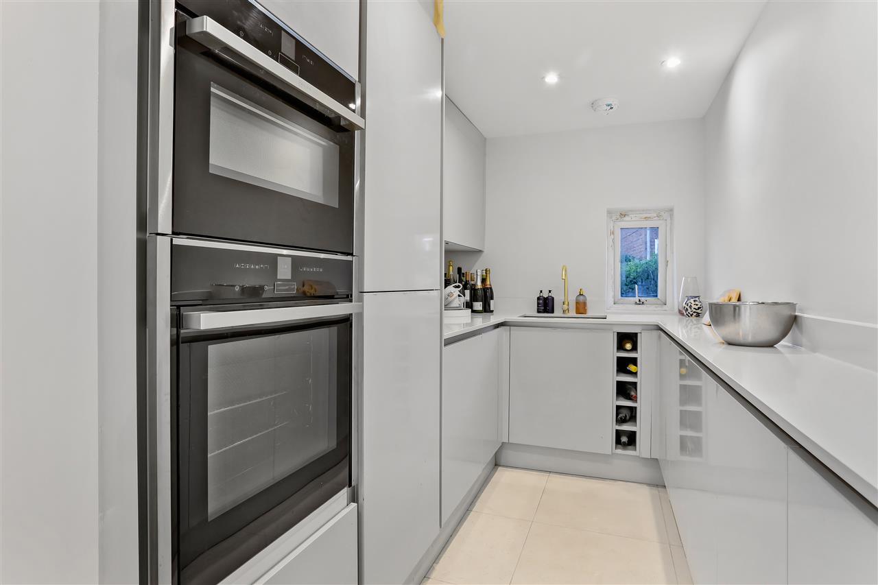 4 bed terraced house for sale in Trecastle Way  - Property Image 4