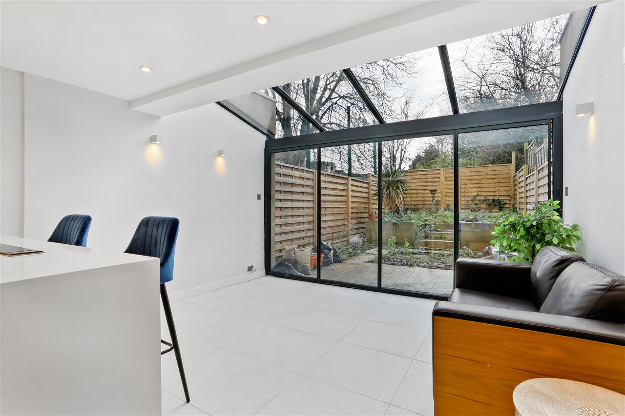 4 bed terraced house for sale in Trecastle Way  - Property Image 5