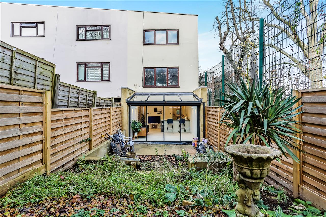 4 bed terraced house for sale in Trecastle Way 8