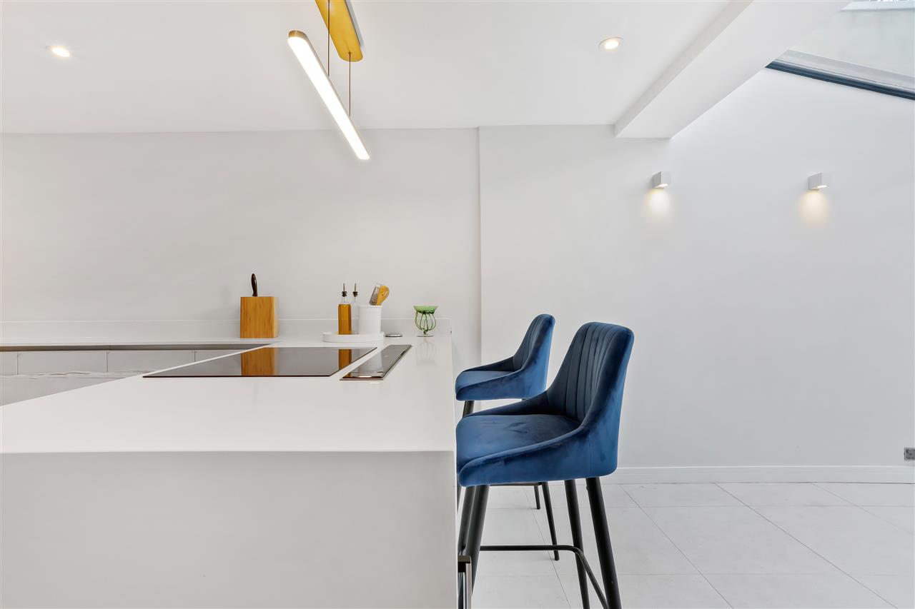 4 bed terraced house for sale in Trecastle Way  - Property Image 10