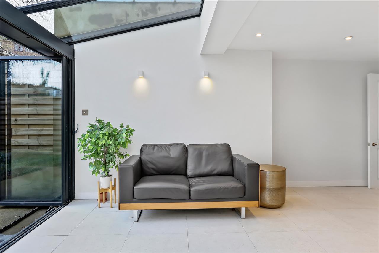 4 bed terraced house for sale in Trecastle Way  - Property Image 12