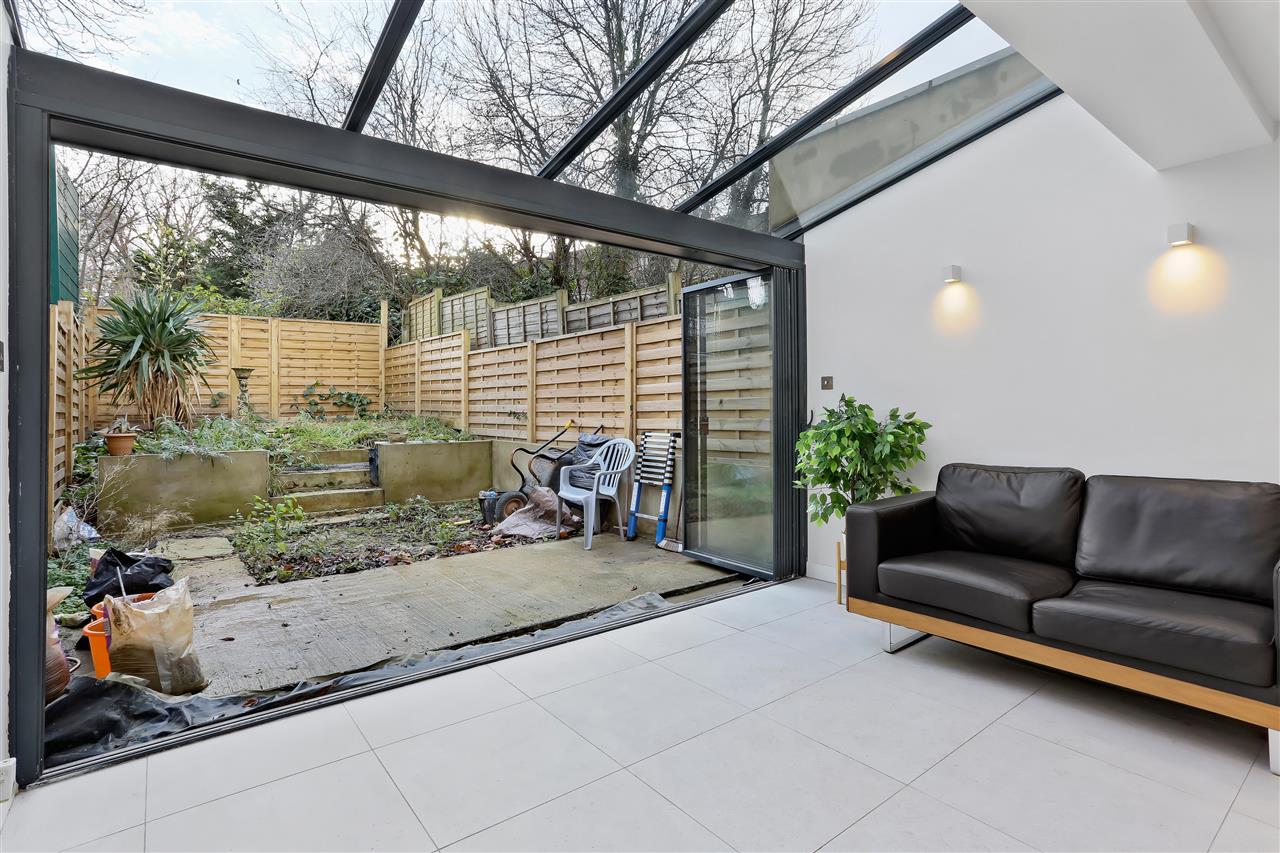 4 bed terraced house for sale in Trecastle Way  - Property Image 20