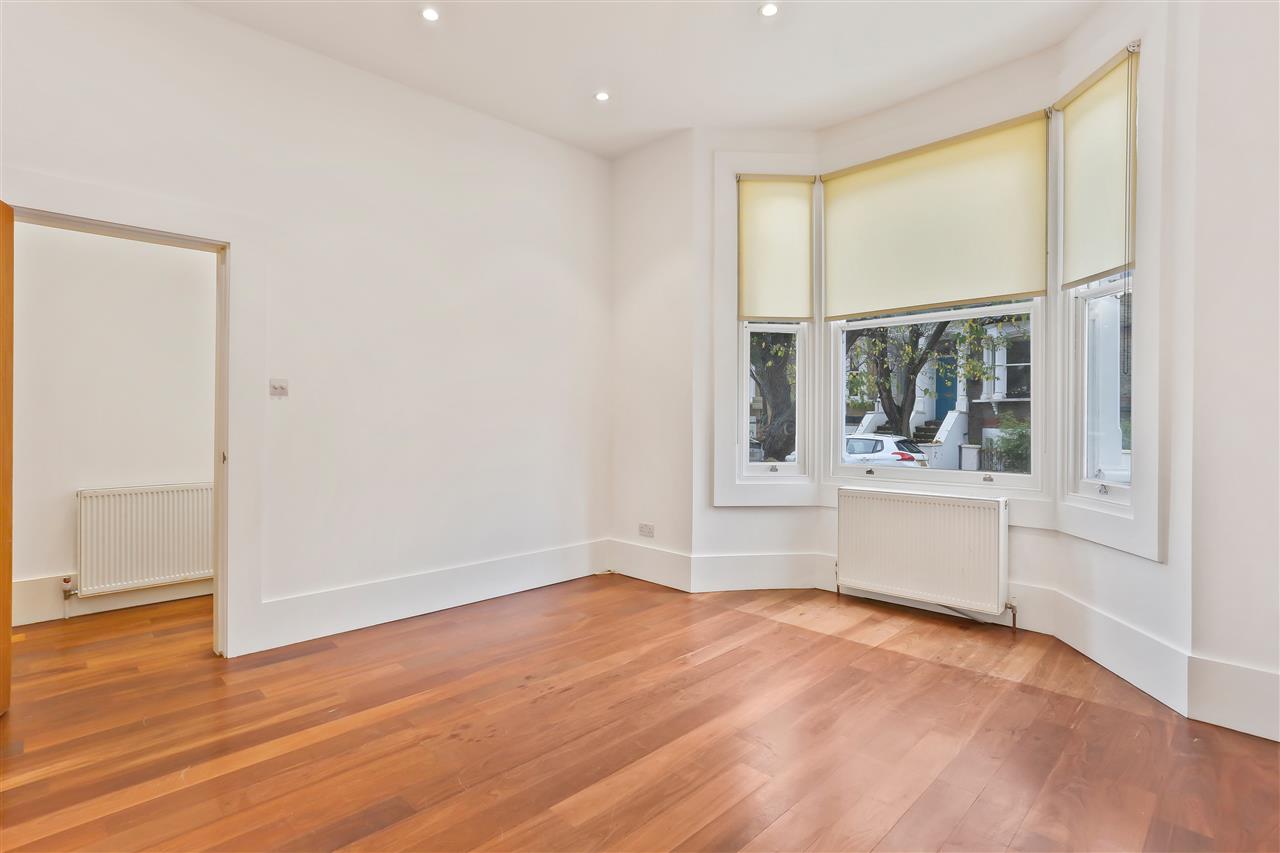 4 bed flat to rent in Hugo Road 1