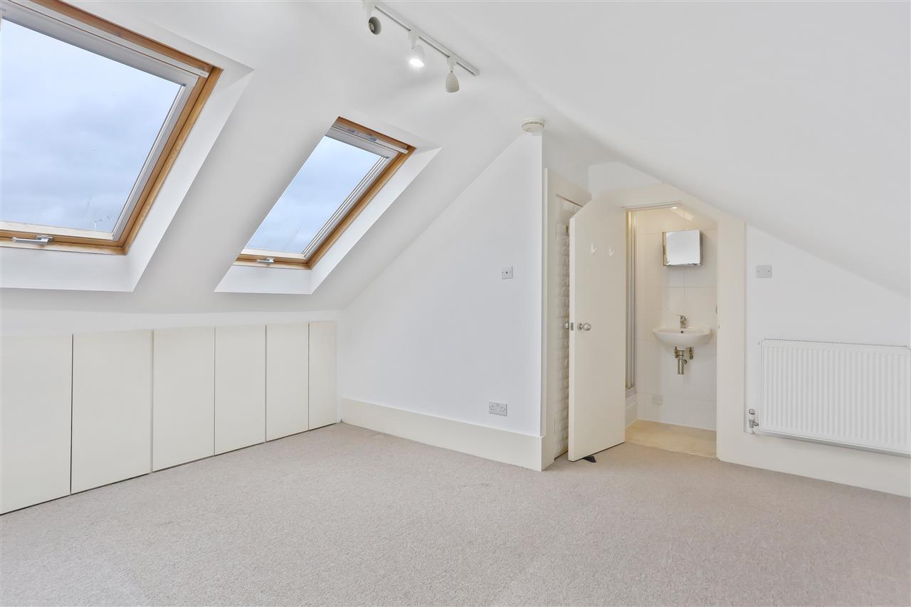 4 bed flat to rent in Hugo Road 3