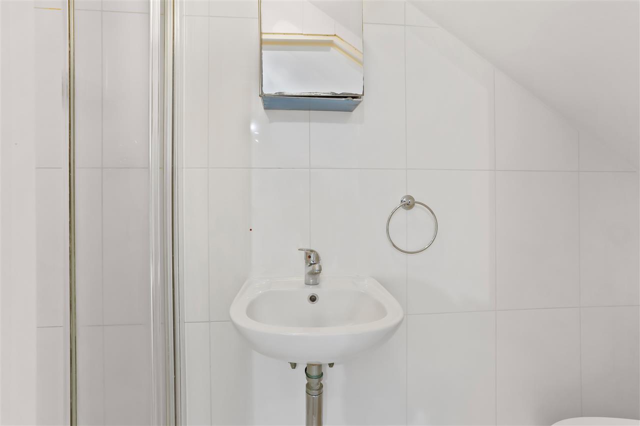 4 bed flat to rent in Hugo Road  - Property Image 5