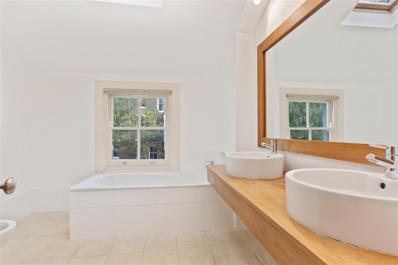 4 bed flat to rent in Hugo Road 9