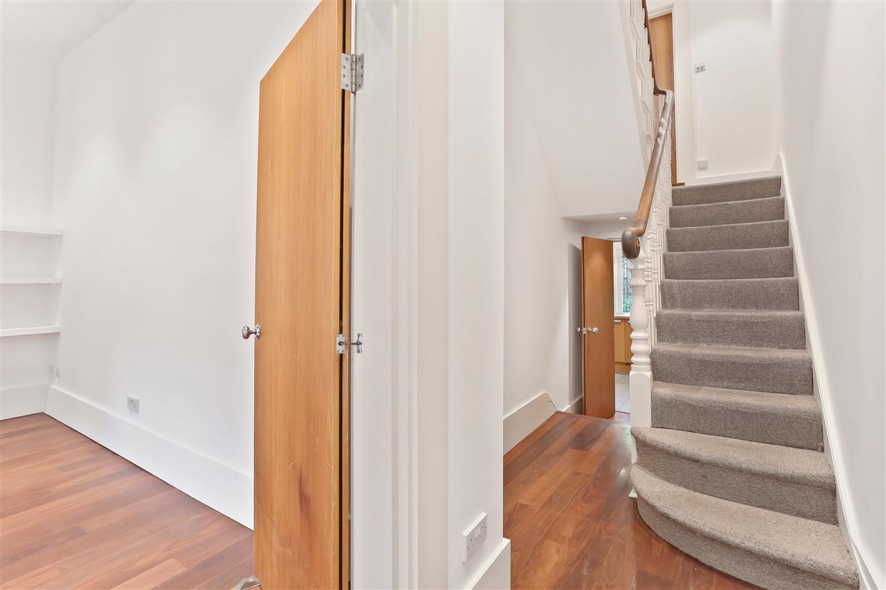 4 bed flat to rent in Hugo Road  - Property Image 15