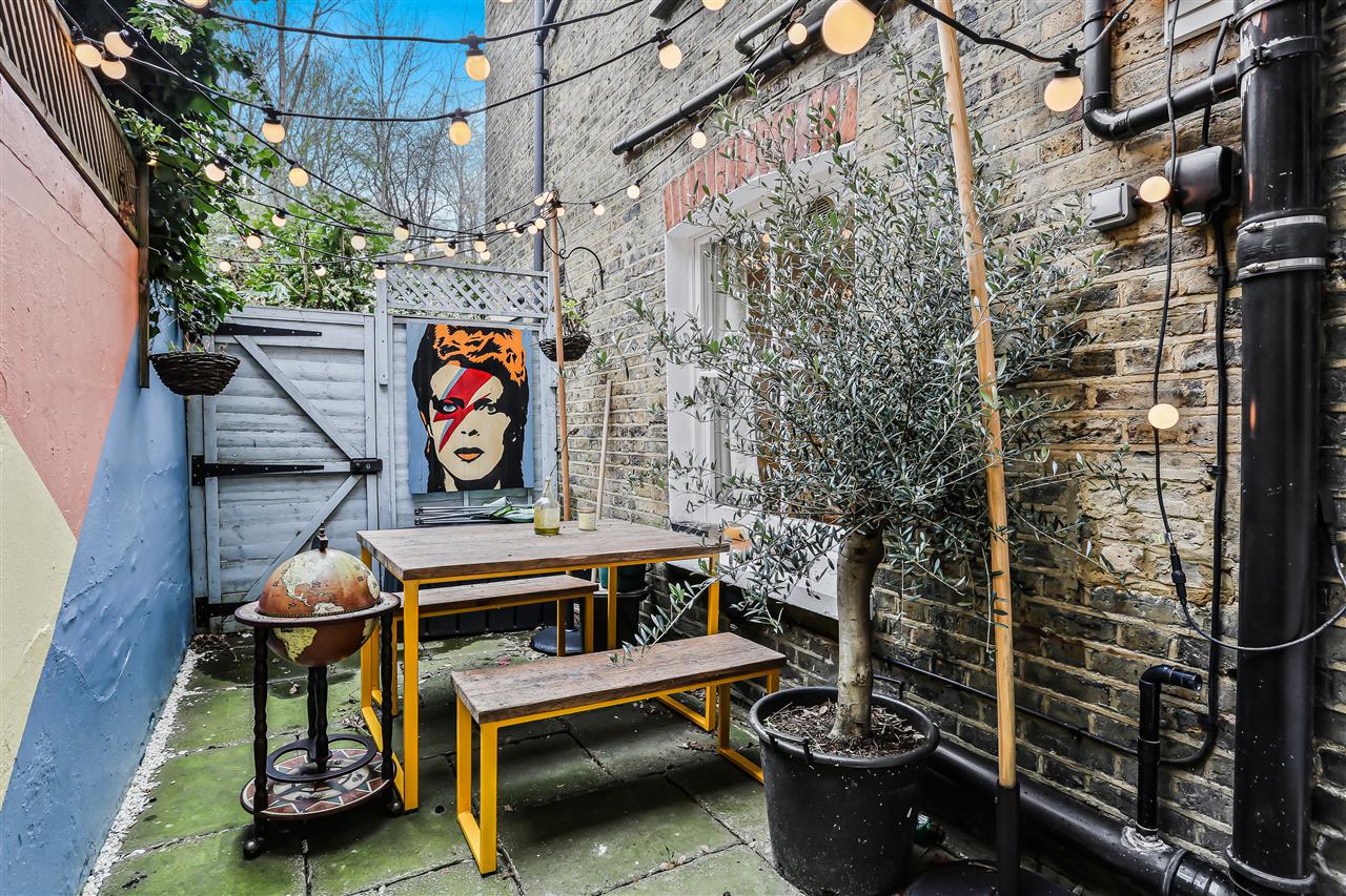 2 bed flat for sale in Burghley Road 1