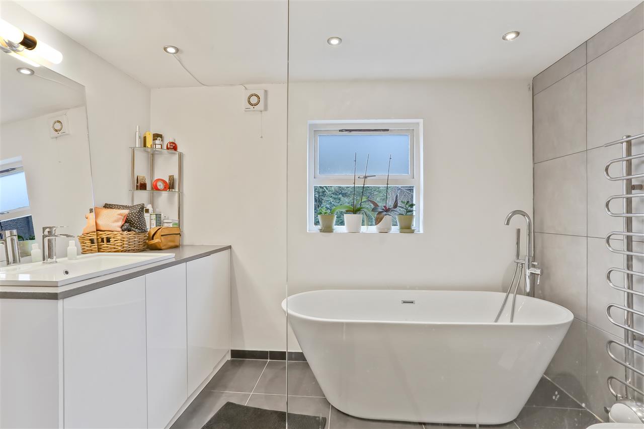 4 bed flat for sale in Corinne Road 5