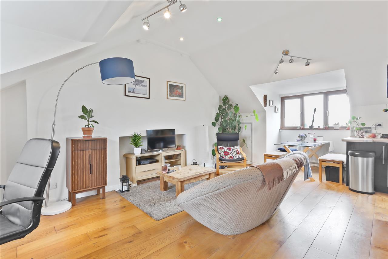 2 bed flat to rent in Dartmouth Park Hill  - Property Image 2