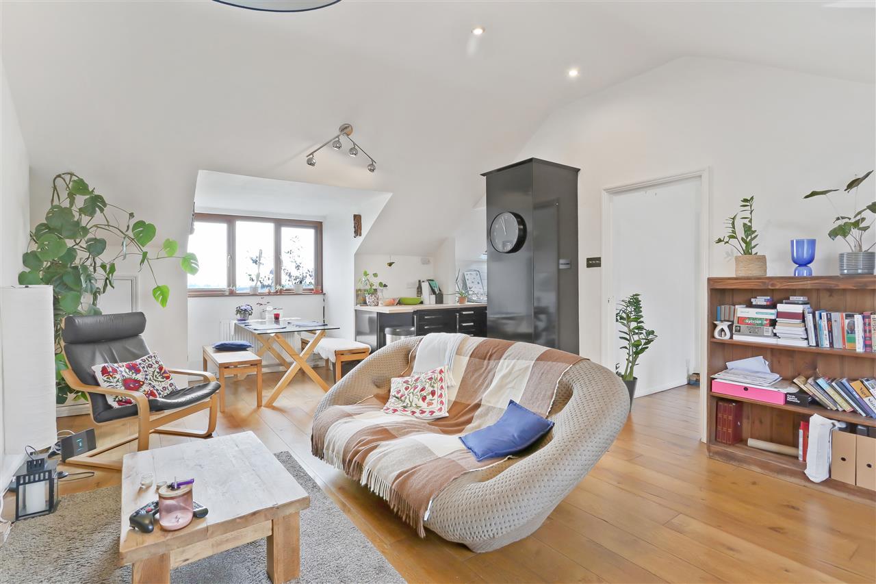 2 bed flat to rent in Dartmouth Park Hill 5