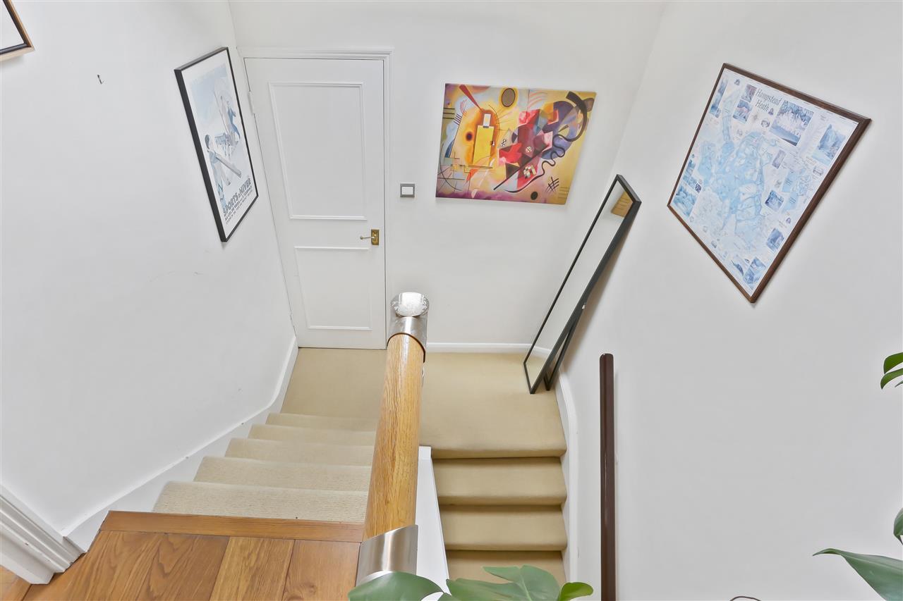 2 bed flat to rent in Dartmouth Park Hill 11