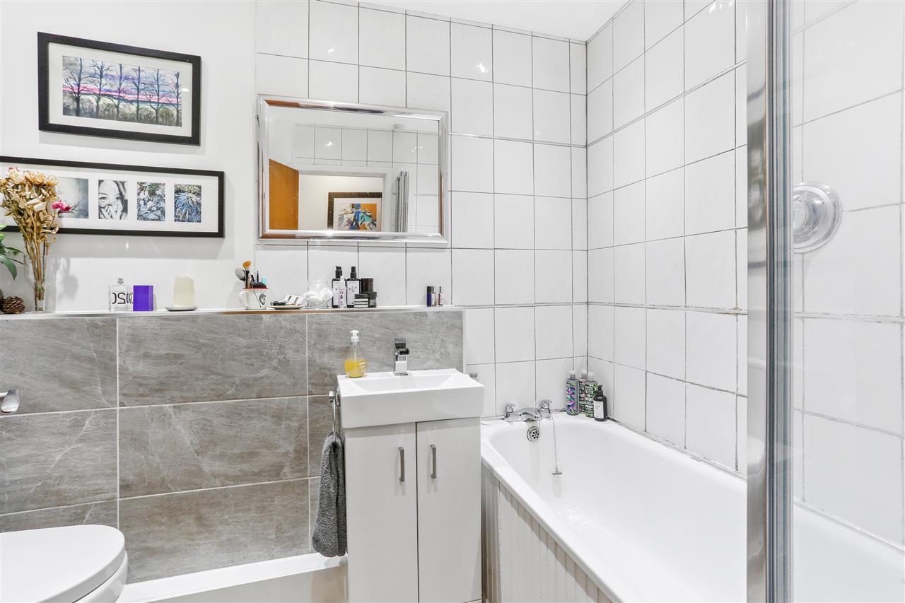 2 bed flat for sale in Camden Road 5