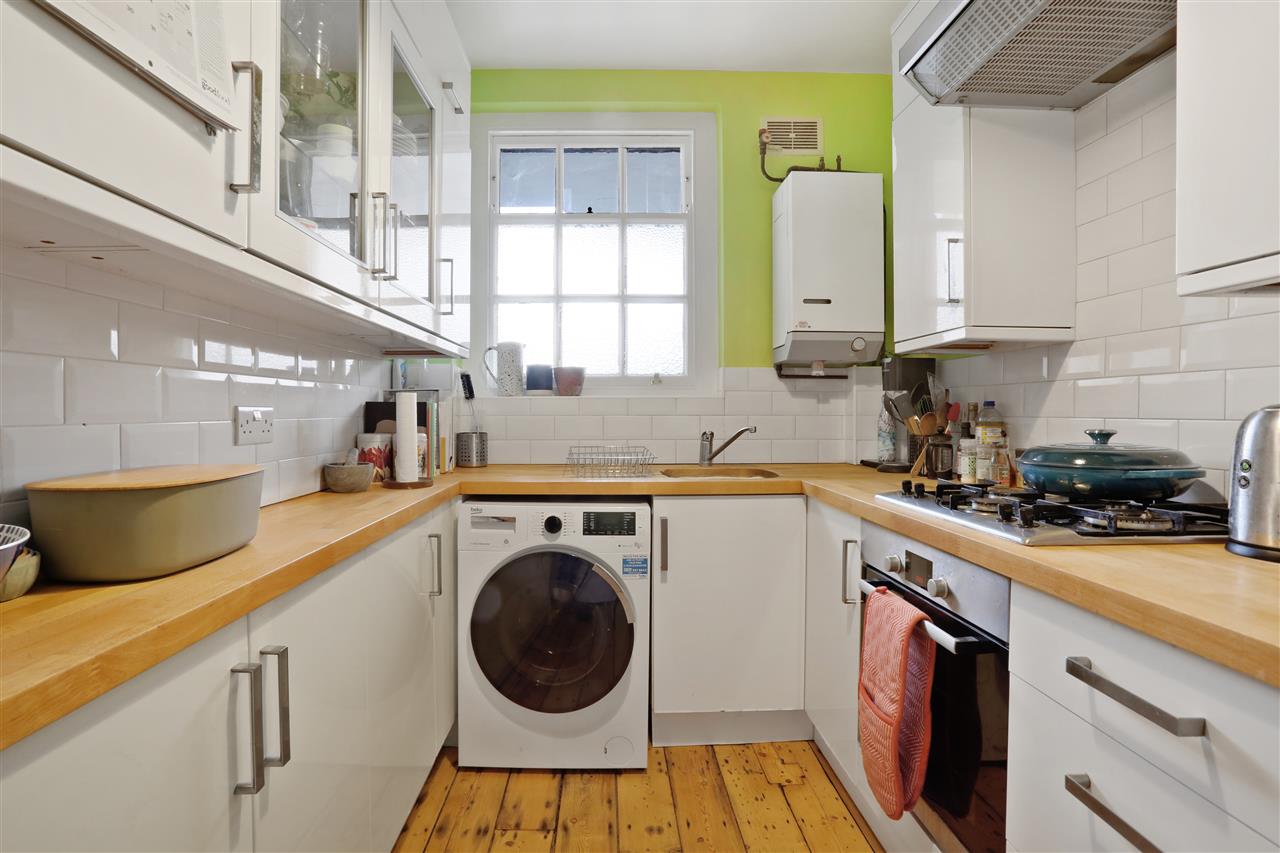 2 bed flat for sale in Warlters Road 9