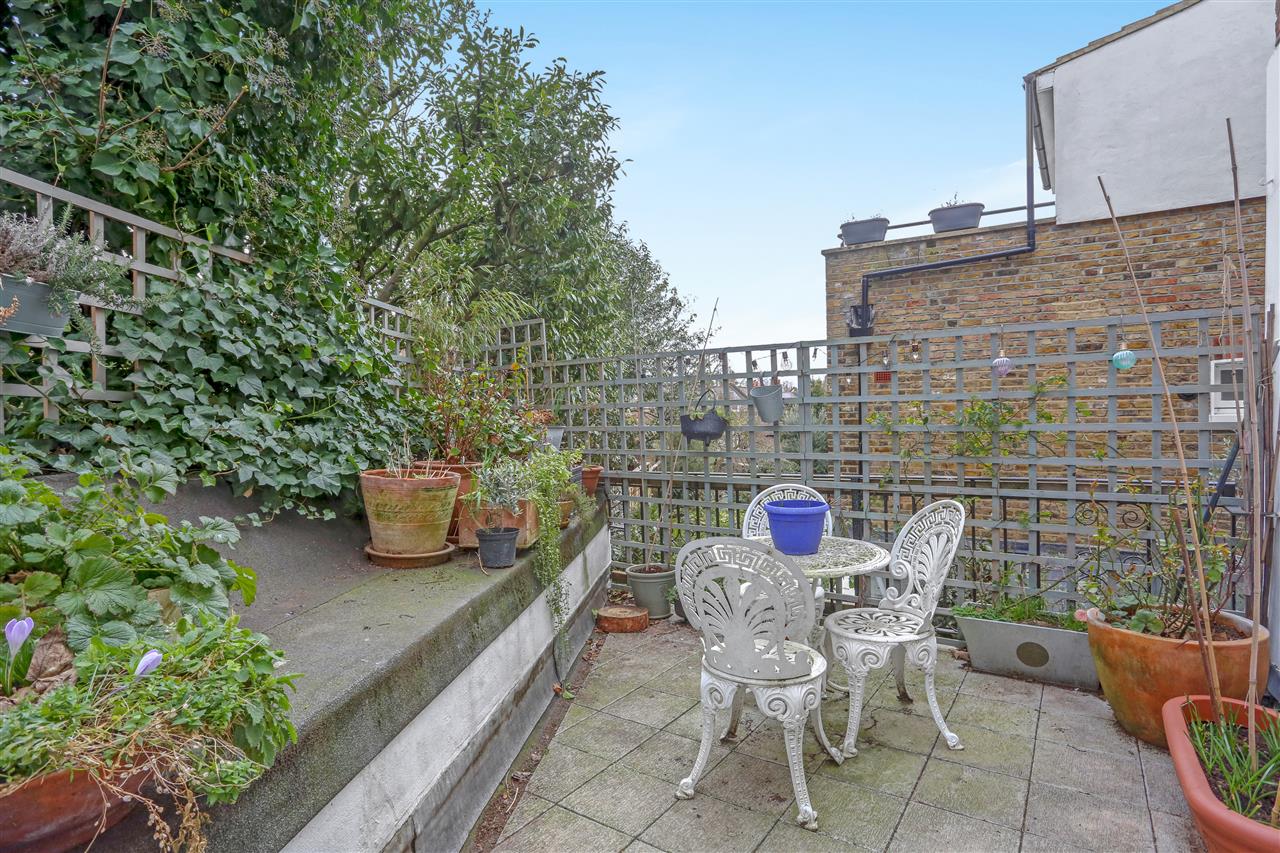 2 bed flat for sale in Melgund Road 1