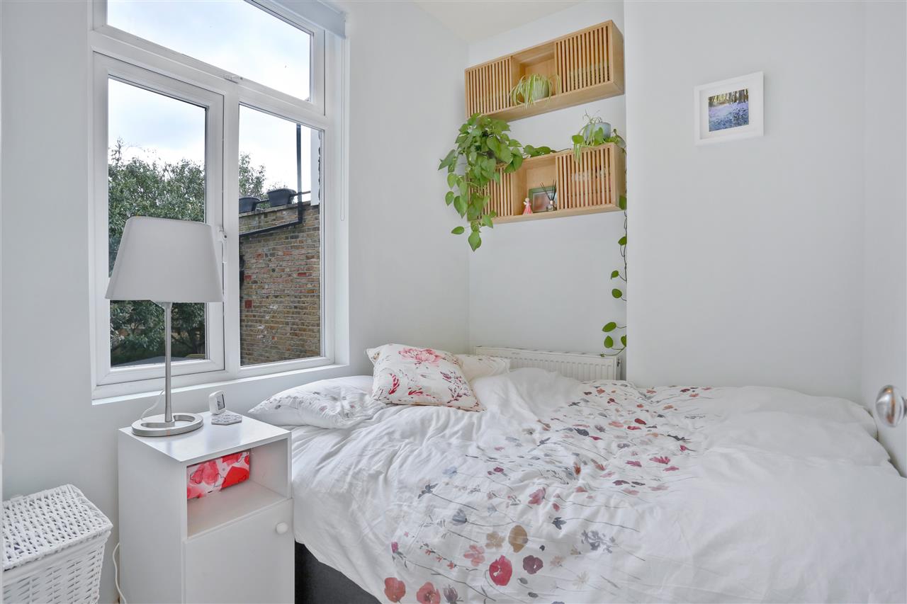 2 bed flat for sale in Melgund Road 3