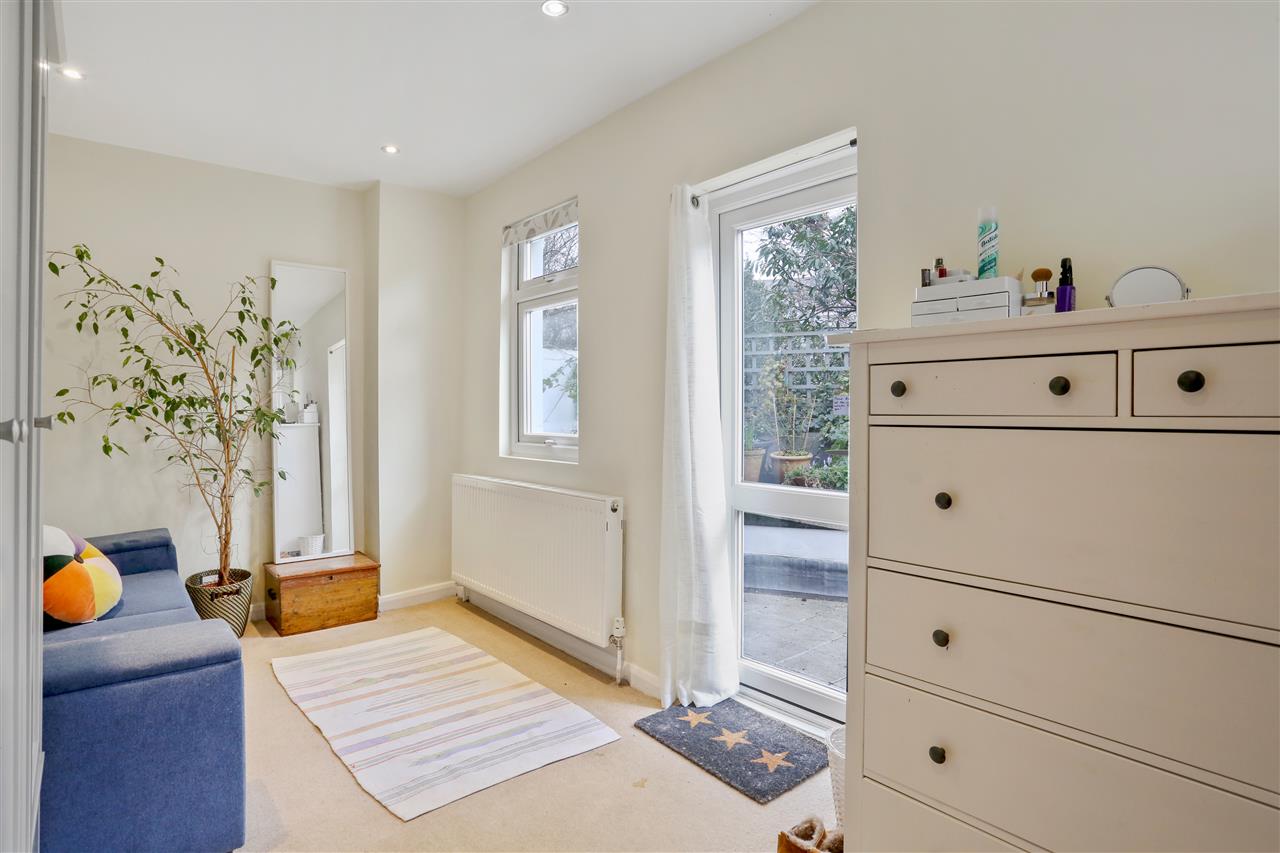 2 bed flat for sale in Melgund Road 11