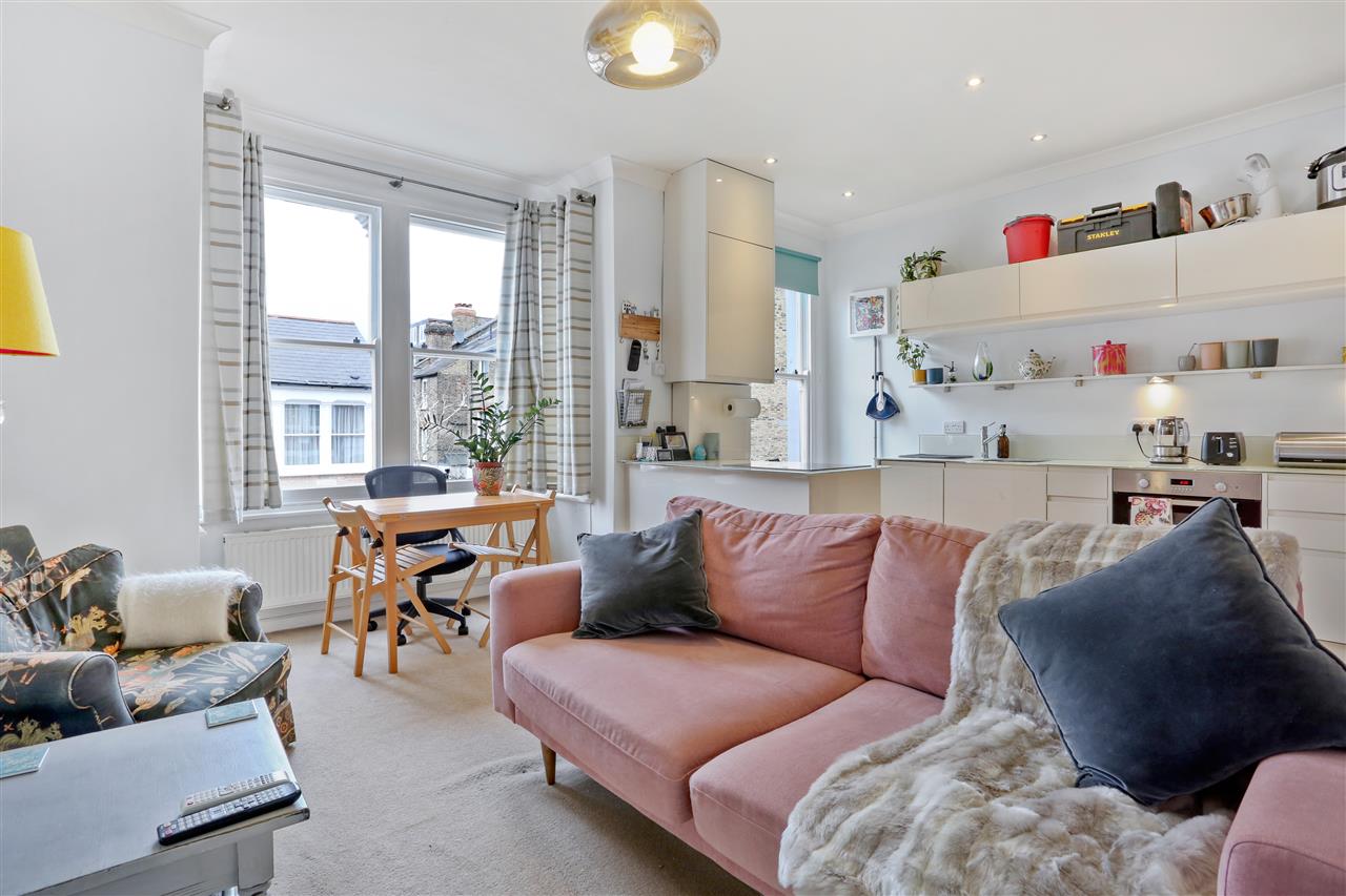 2 bed flat for sale in Melgund Road 14